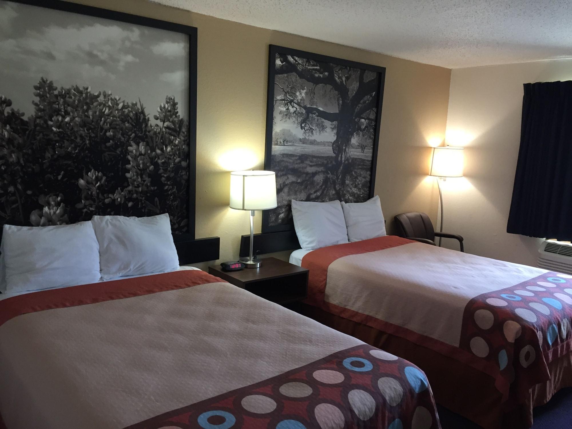 Super 8 By Wyndham College Station Hotel Exterior photo