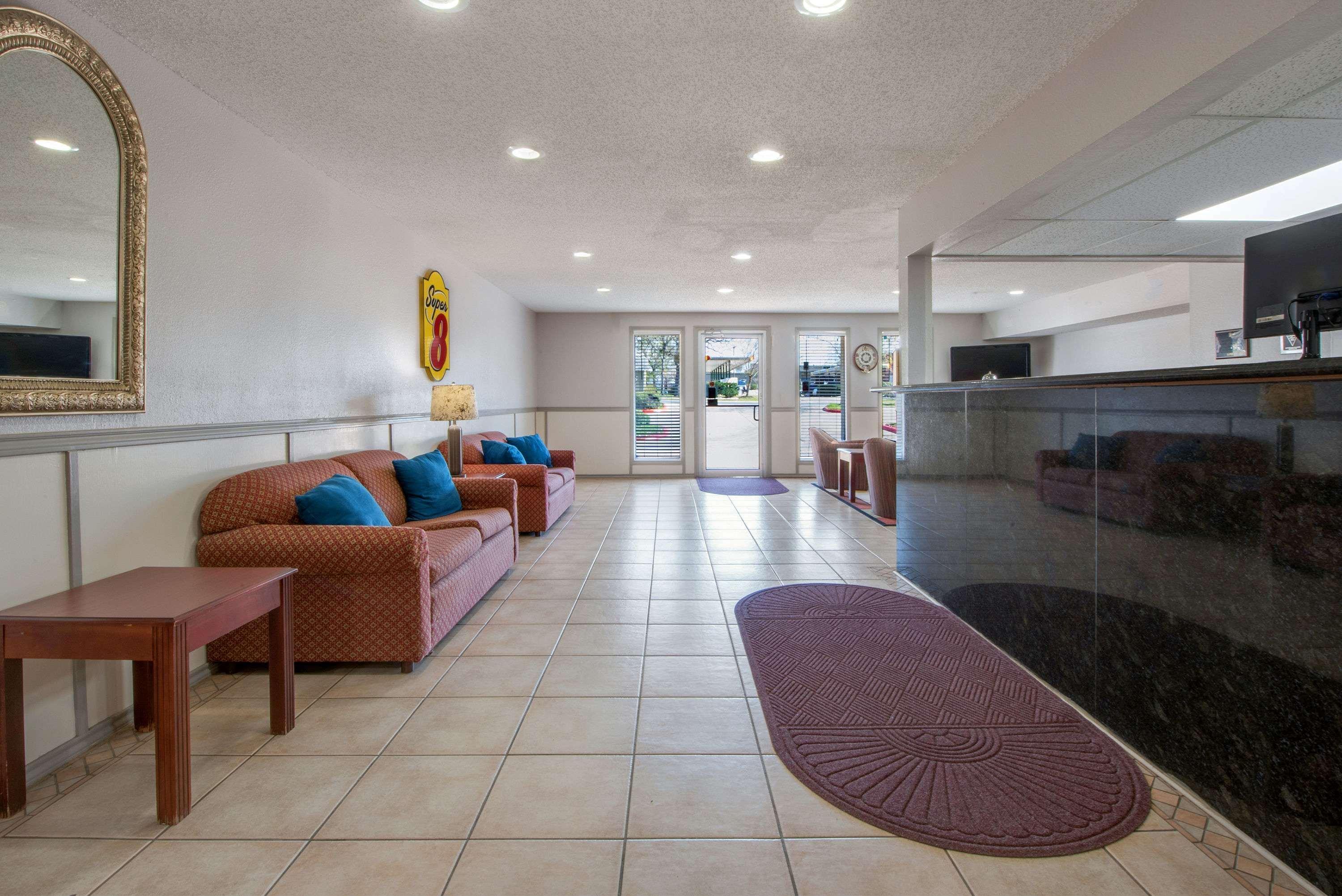 Super 8 By Wyndham College Station Hotel Exterior photo