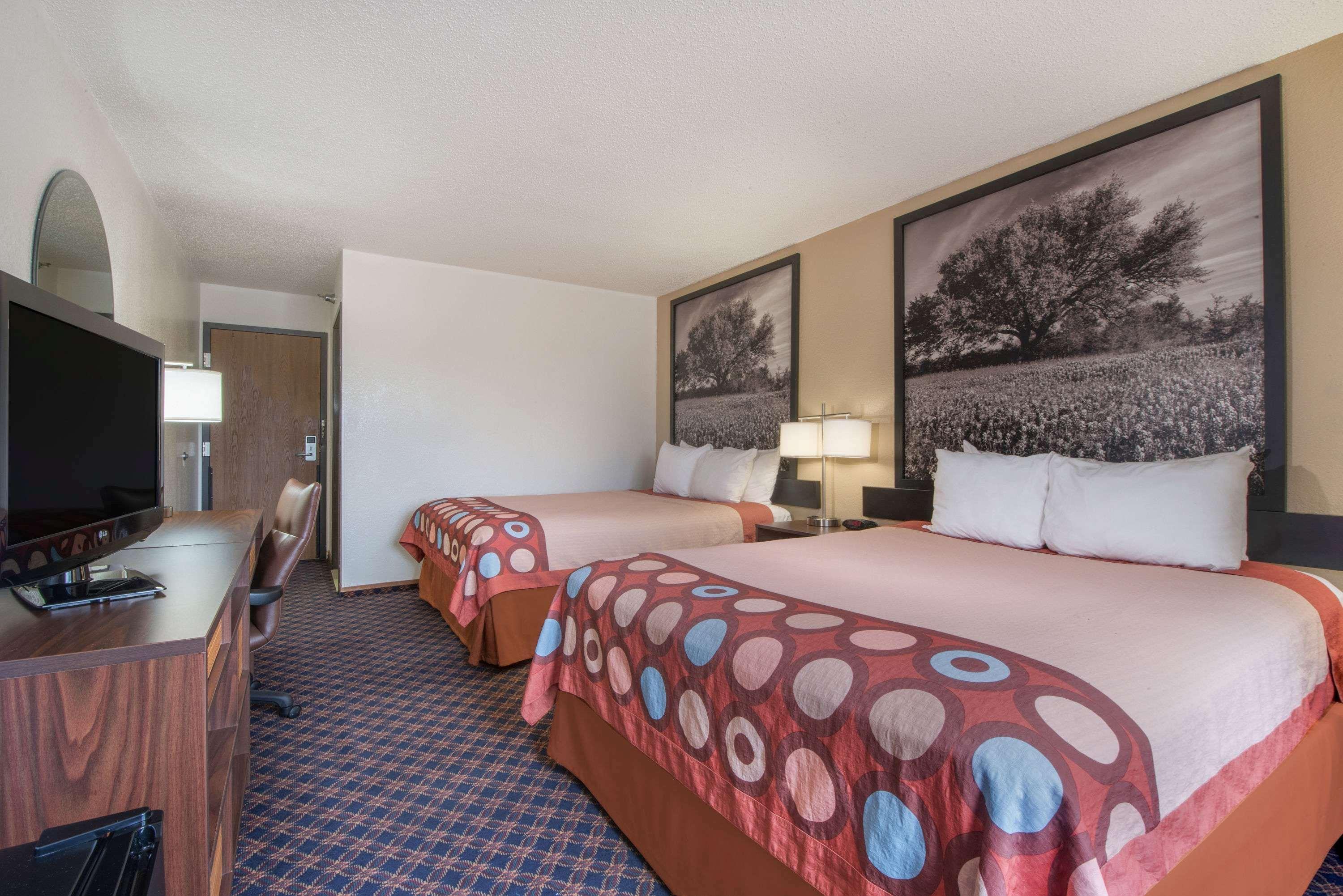 Super 8 By Wyndham College Station Hotel Exterior photo