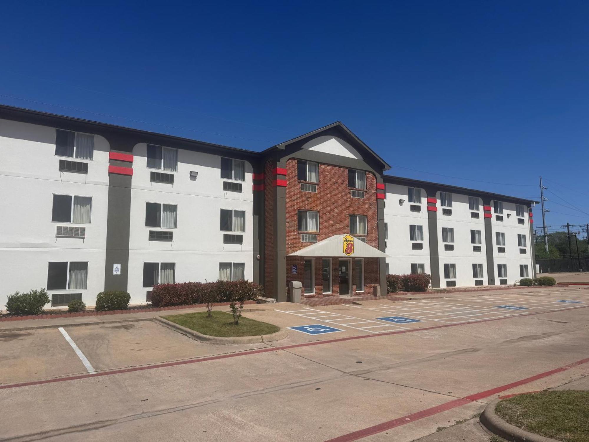 Super 8 By Wyndham College Station Hotel Exterior photo