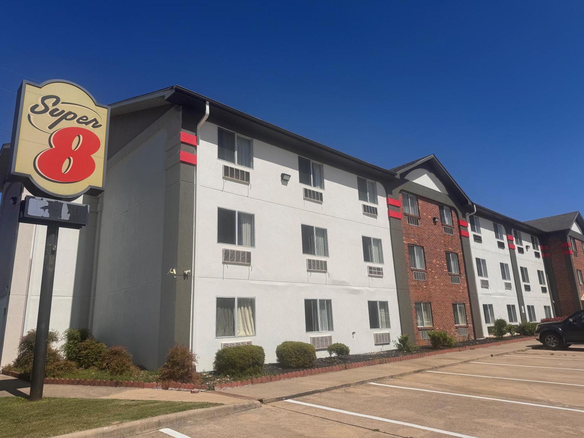 Super 8 By Wyndham College Station Hotel Exterior photo