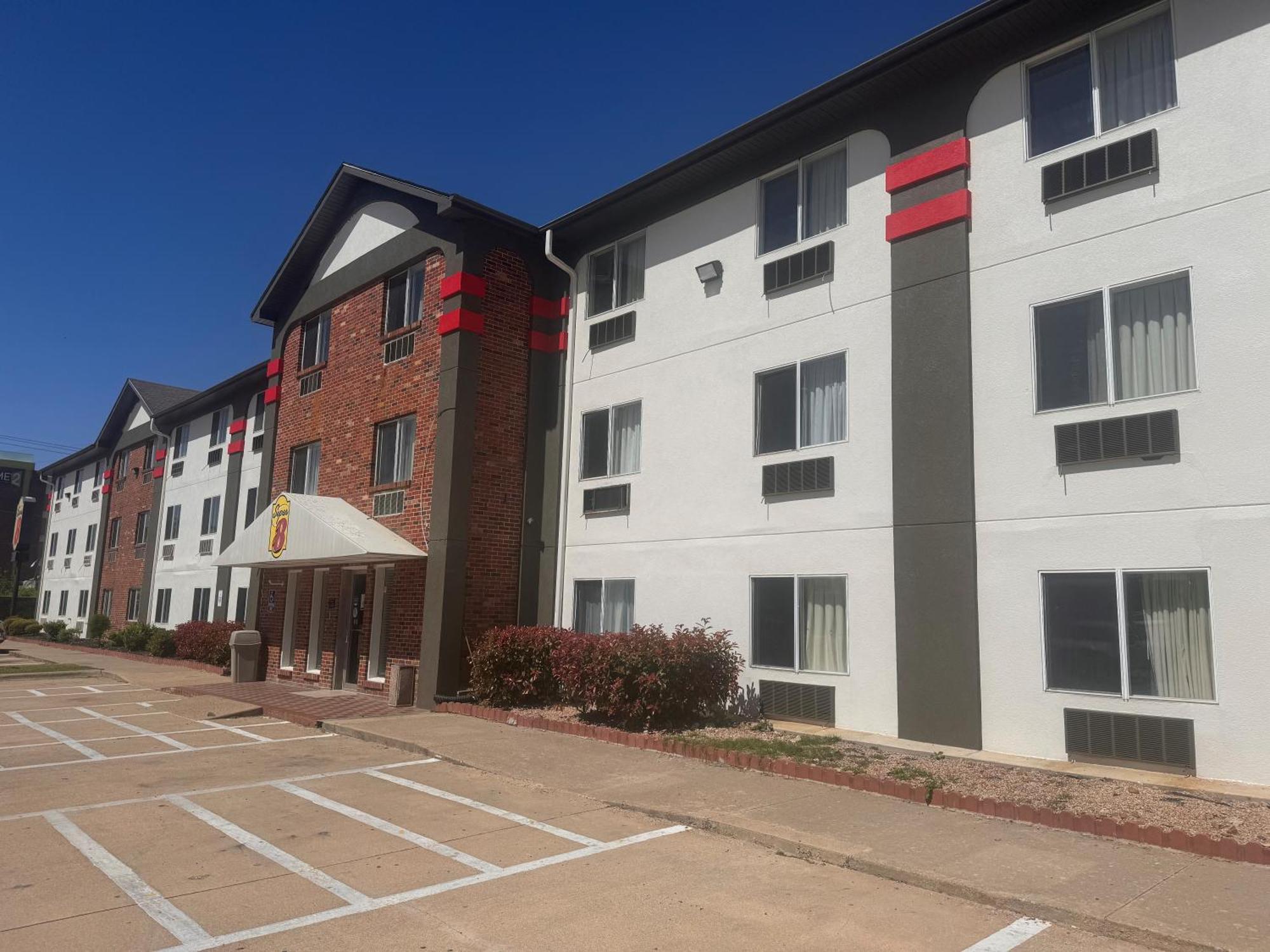 Super 8 By Wyndham College Station Hotel Exterior photo