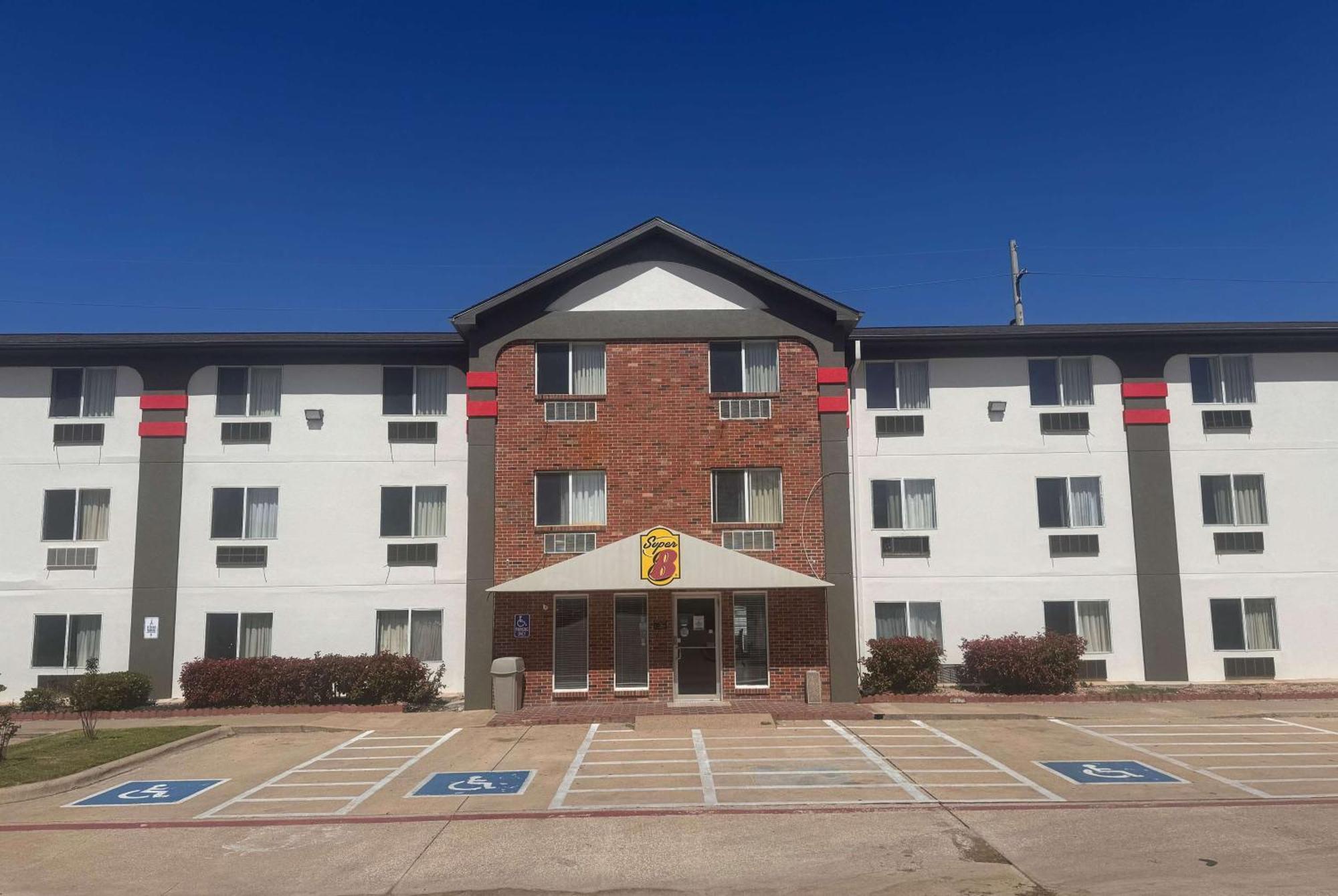 Super 8 By Wyndham College Station Hotel Exterior photo