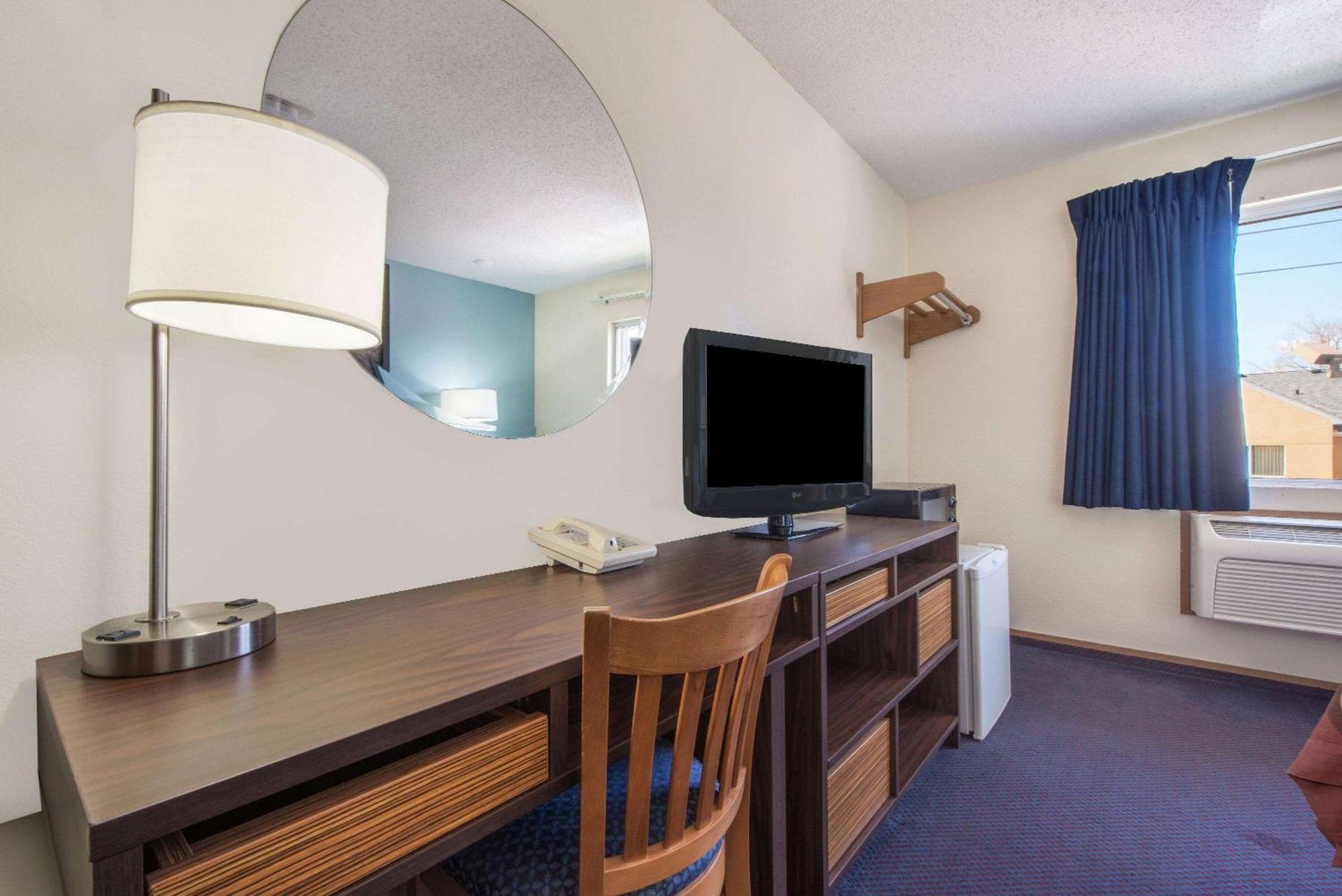 Super 8 By Wyndham College Station Hotel Exterior photo