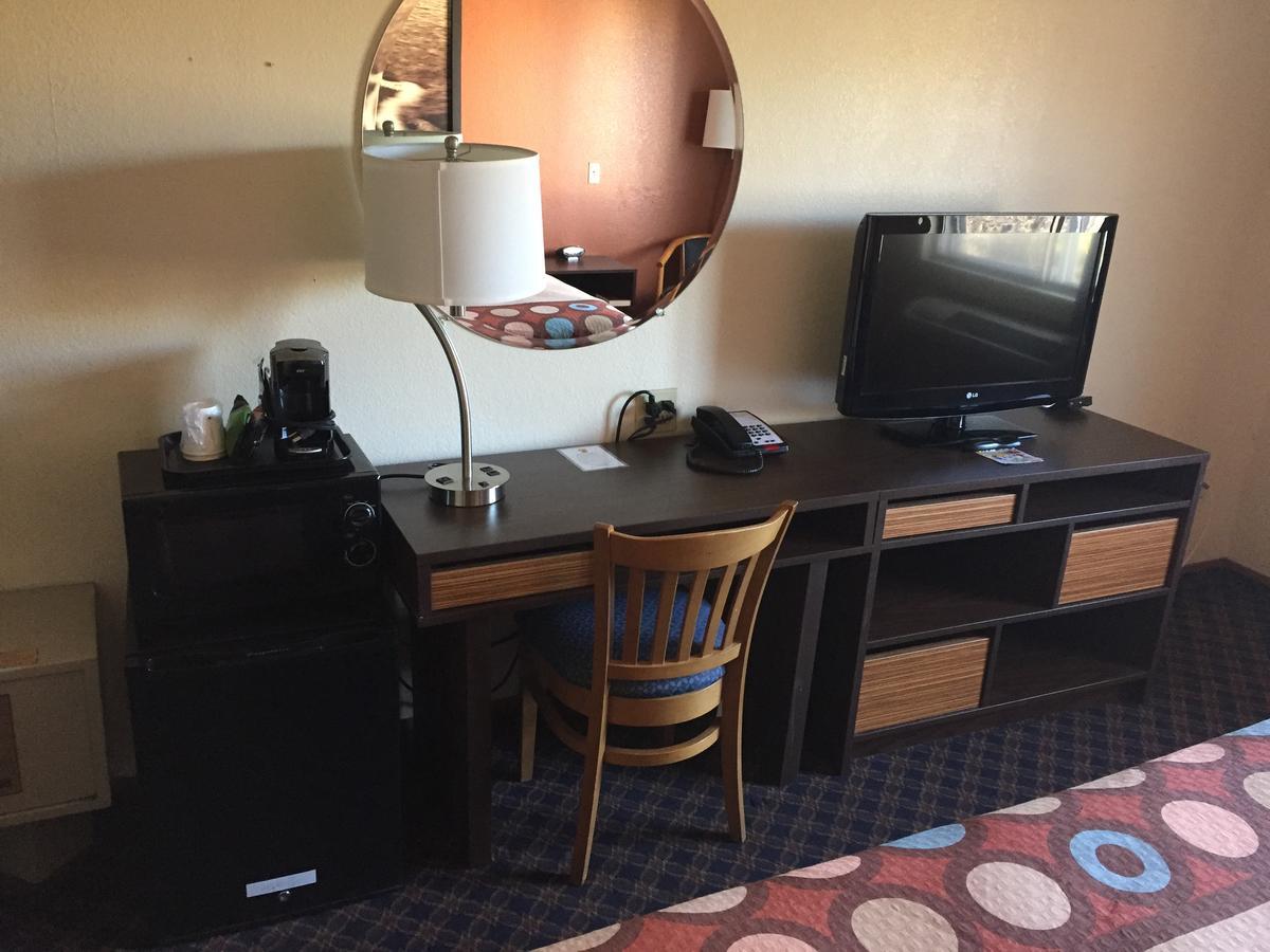 Super 8 By Wyndham College Station Hotel Exterior photo
