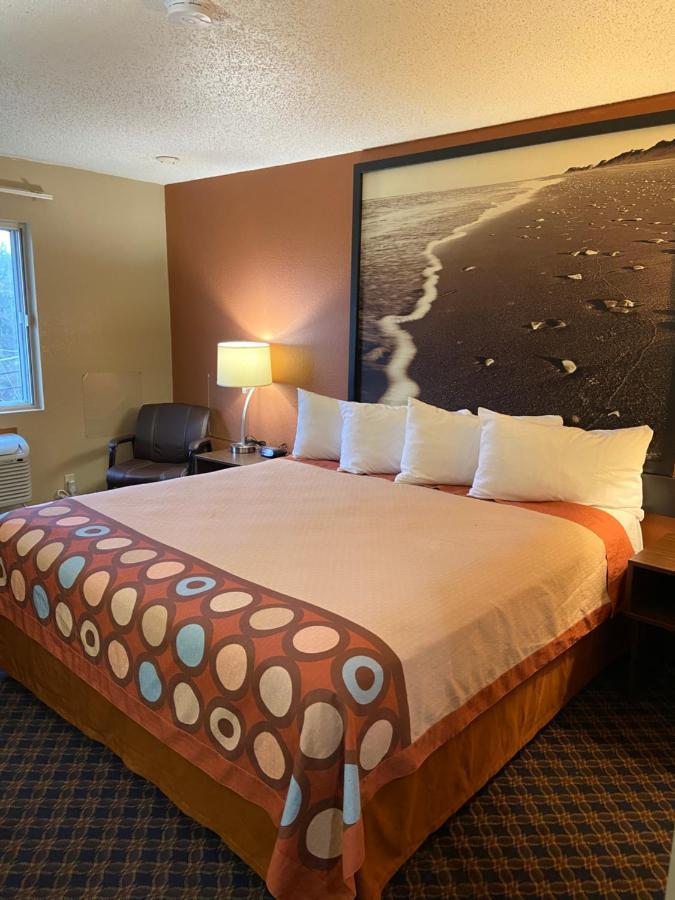 Super 8 By Wyndham College Station Hotel Exterior photo